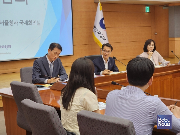 청년들과 간담회를 갖는 김진오 부위원장. ⓒ저출산고령사회위원회