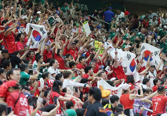 11일(현지시간) 멕시코 사포판 과달라하라 스타디움에서 열린 2026 북중미 월드컵 A조 1차전 한국과 체코의 경기. 관중들이 응원을 하고 있다.