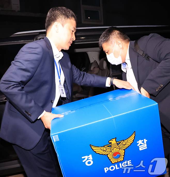 6·3 지방선거 투표용지 부족 사태를 수사하는 검경 합동수사본부 수사관들이 11일 서울 송파구선거관리위원회에 대한 압수수색을 마친 후 압수품 상자를 들고 이동하고 있다. 2026.6.11 ⓒ 뉴스1 이호윤 기자