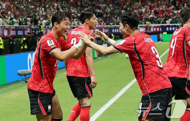대한민국 축구국가대표팀 오현규가 11일(현지시간) 멕시코 할리스코주 사포판 과달라하라 스타디움에서 열린 2026 북중미 월드컵 A조 조별리그 1차전 대한민국과 체코의 경기에서 역전골을 넣고 이기혁과 하이파이브를 나누고 있다. 2026.6.12 ⓒ 뉴스1 임세영 기자