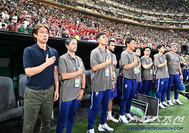 12일(한국시각) 멕시코 과달라하라 사포판의 에스타디오 과달라하라에서 열린 2026 북중미월드컵 대한민국과 체코의 경기. 홍명보 감독과 코칭스태프들이 애국가를 부르고 있다. 사포판(멕시코)=허상욱 기자wook@sportschosun.com/2026.06.12/