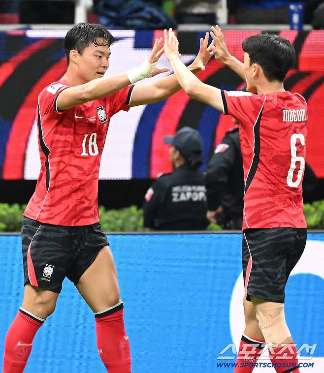 12일(한국시각) 멕시코 과달라하라 사포판의 에스타디오 과달라하라에서 열린 2026 북중미월드컵 대한민국과 체코의 경기. 역전골을 넣은 오현규가 황인범과 함께 환호하고 있다. 사포판(멕시코)=허상욱 기자wook@sportschosun.com/2026.06.12/