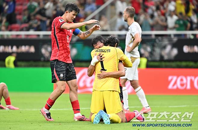 12일(한국시각) 멕시코 과달라하라 사포판의 에스타디오 과달라하라에서 열린 2026 북중미월드컵 대한민국과 체코의 경기. 대한민국이 2대1로 승리했다. 오현규와 김승규, 김민재가 기쁨을 나누고 있다. 사포판(멕시코)=허상욱 기자wook@sportschosun.com/2026.06.12/