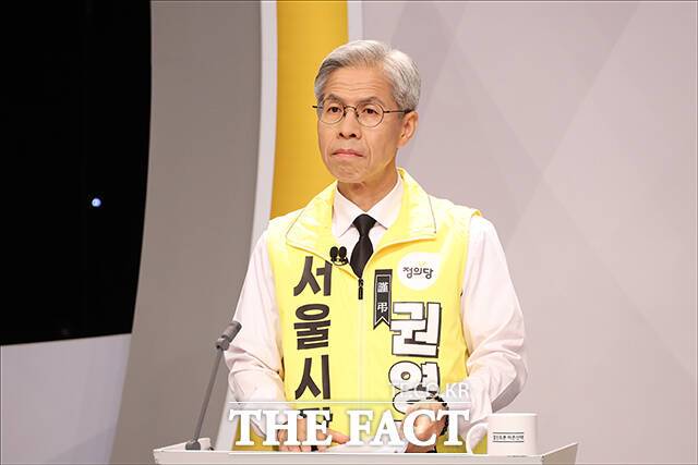 중앙선거관리워원회에 따르면 6·3 지방선거에서 권영국 정의당 서울시장 후보는 득표율 1.03%를 기록했다. 사진은 권 후보가 지난 28일 오후 서울 마포구 SBS프리즘타워에서 열린 2026 서울특별시장선거 후보자 토론회에서 토론 준비를 하고 있는 모습. /배정한 기자