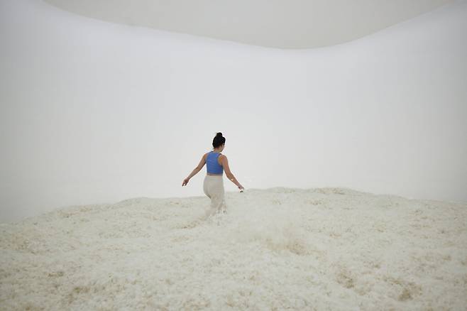 주디 시카고, 깃털의 방, 1966-2023, 2023년 뮌헨 하우스 데어 쿤스트에서 레플리카, 리움미술관 사진 제공.