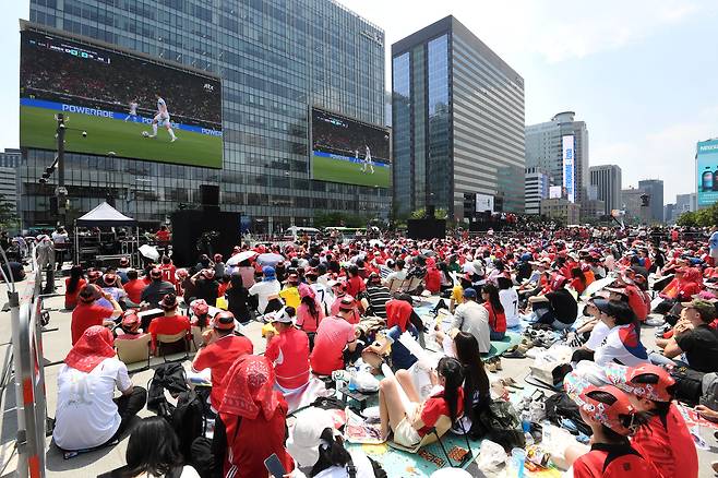 12일 서울 광화문광장에서 2026 북중미 월드컵 한국-체코 경기를 지켜보기 위해 거리응원이 펼쳐졌다. 대한민국 축구대표팀을 응원하는 축구팬들. /송정헌 스포츠조선 기자