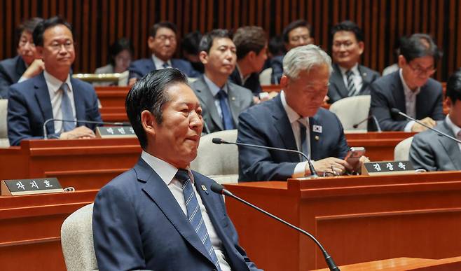 더불어민주당 정청래 대표가 11일 국회에서 열린 당 의원총회에 참석하고 있다. 정 대표는 이날 “당·정·청은 원팀, 원보이스”라며 단결을 강조했지만, 비공개 의원총회에서는 6·3 지방선거에서 정청래 지도부의 선거 관리 부실과 전략 실책이 있었다는 의원들의 성토가 이어진 것으로 알려졌다. /박성원 기자