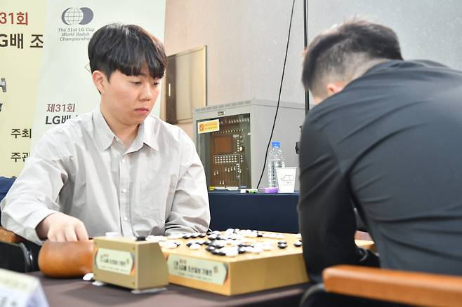 신민준(왼쪽) 9단이 12일 전북 전주에서 열린 제31회 LG배 조선일보 기왕전 4강에서 양카이원 9단을 상대하고 있다. /한국기원