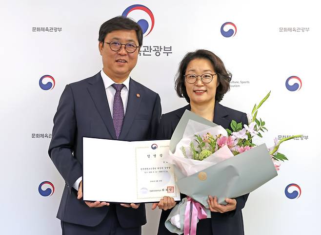 최휘영 문화체육관광부 장관(왼쪽)이 12일 서울 종로구 국립현대미술관 서울관에서 한국콘텐츠진흥원장에 김윤지 한국수출입은행 해외경제연구소 수석연구원을 임명한 뒤 기념 촬영하고 있다. /연합뉴스