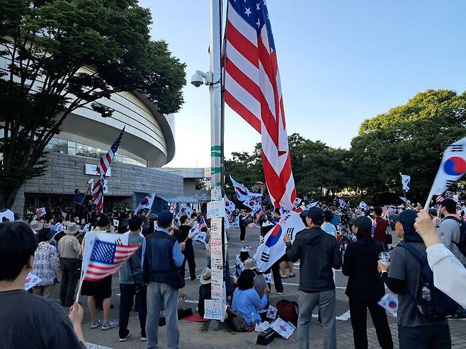 12일 저녁 서울 송파구 올림픽공원 핸드볼경기장 앞에 모인 시위 참가자들이 “부정선거 재선거 당일투표 수개표”를 외치고 있다. 고경태 기자