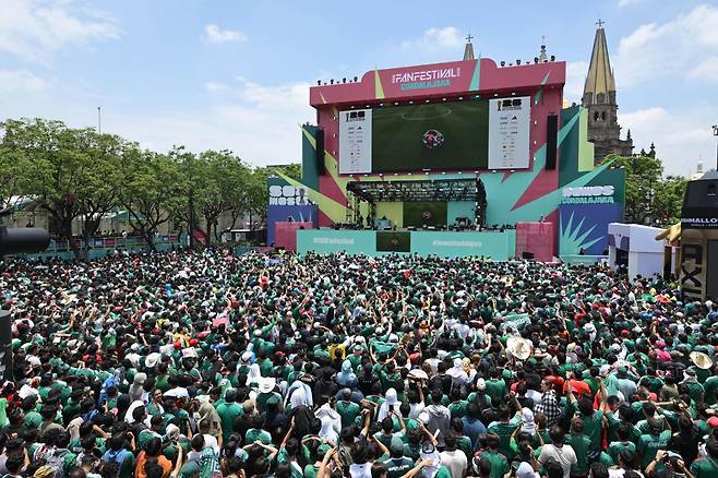 2026 북중미 월드컵 개회식과 개막전이 열린 12일 멕시코 과달라하라 대성당 앞 '팬 페스티벌' 행사장에 1만3,000여명의 시민들이 가득 들어차 멕시코 축구대표팀을 응원하고 있다. 과달라하라=최주연 기자