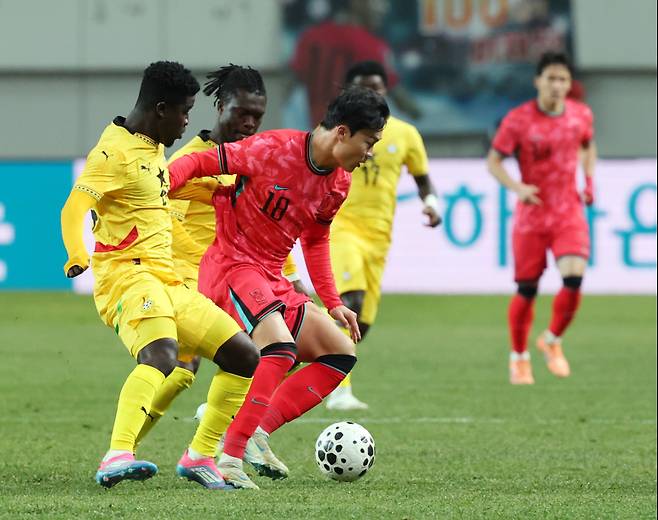 <yonhap photo-4246=""> 넘어지는 오현규 (서울=연합뉴스) 신준희 기자 = 18일 서울 마포구 서울월드컵경기장에서 열린 남자축구 국가대표 A매치 평가전 대한민국과 가나의 경기. 한국 오현규가 공을 빼앗기고 있다. 2025.11.18 hama@yna.co.kr/2025-11-18 21:08:01/ 연합뉴스</yonhap>
