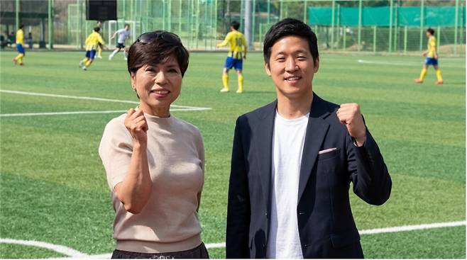 김영자 양구군축구협회장과 김학인 리본코퍼레이션 대표