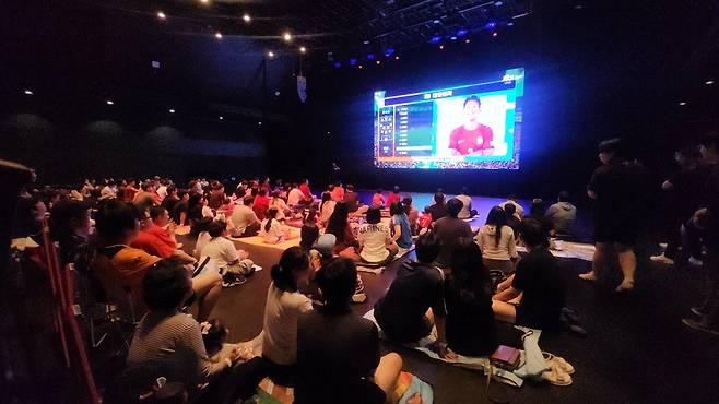 오늘(12일) 제주콘텐츠진흥원에서 체코와의 월드컵 조별예선 경기를 관람하며 한국 대표팀을 응원하는 시민들 (사진, 정용기 기자)