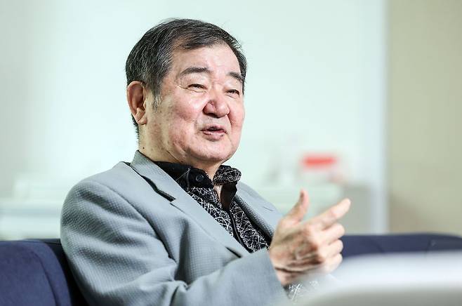 고직한(72) 선교사는 "양극성 장애(조울증)인 두 아들을 키우며 32년 동안 지옥을 50번 오갔다"고 말한다. 그의 첫째 아들 고하영(45)씨와 둘째 아들 고하림(43)씨는 구독자 2만 명에 달하는 유튜브 채널 '조우네 마음약국'을 운영하며 이름을 알리고 있다. 김성룡 기자.