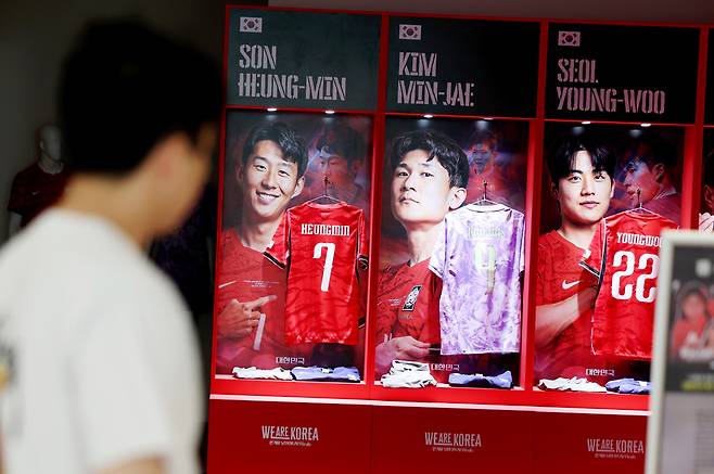 10일 서울 영등포구 더현대 서울 팝업 공간에서 대한축구협회(KFA)의 '대한민국 축구국가대표팀 : 팬들의 베이스캠프' 팝업스토어가 운영되고 있다. /뉴시스