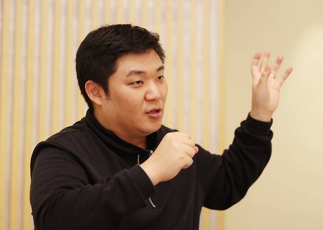 윤한결 지휘자가 9일 경기도 수원시 인계동 경기아트센터에서 한국경제신문과 인터뷰하고 있다. 사진=이솔 기자