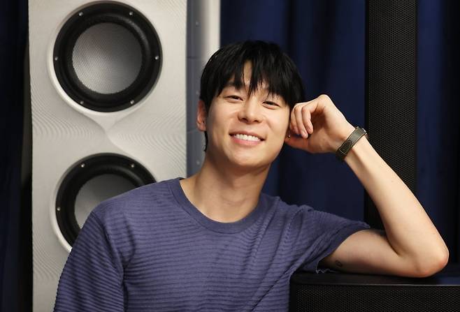 바이올리니스트 대니 구가 서울 종로구 크레디아클래식클럽 스튜디오에서 아르떼와의 인터뷰에 앞서 사진을 찍고 있다. 이솔 기자.