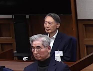 윤석열 전 대통령이 지난 1월19일 서울 서초구 서울중앙지법에서 열린 내란 우두머리 혐의 사건 1심 선고공판에서 판결 이유를 듣고 있다. 이날 법원은 윤 전 대통령에 무기징역을 선고했다. 서울중앙지법 제공