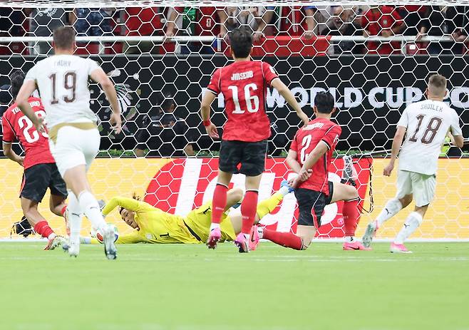 12일 멕시코 사포판 과달라하라 스타디움에서 열린 2026 북중미 월드컵 A조 1차전 한국-체코전에서 골키퍼 김승규가 상대 선수의 슛을 막아내고 있다. 연합뉴스