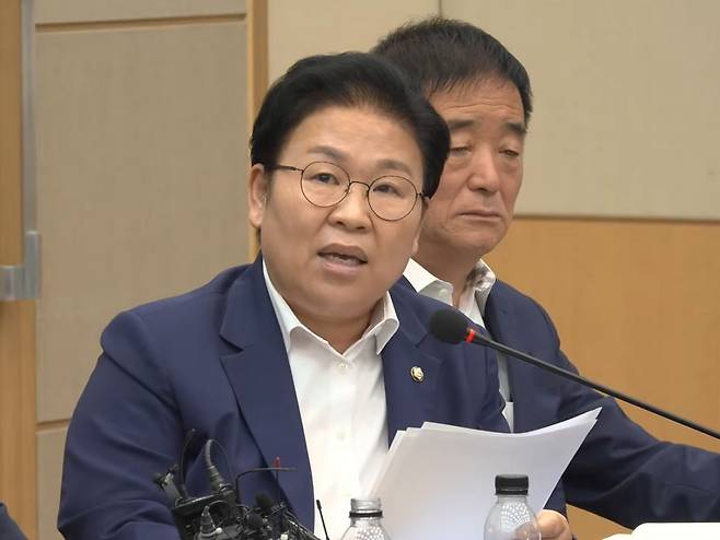문정복 더불어민주당 최고위원이 12일 전남광주 현장최고위원회의에서 김민석 국무총리를 향해 “대통령 순방 중 국가를 대리하는 책임자가 연이틀이나 당선자 워크숍에서 축사를 하고 사진 찍는 것이 급박한 업무는 아닐 것”이라고 비판하고 있다. 옆자리에 김 총리 최측근으로 분류되는 강득구 최고위원이 배석해 있다. 유튜브 '델리민주' 캡쳐