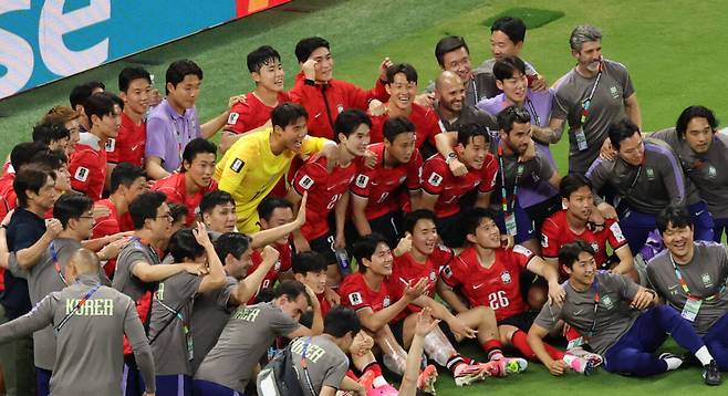 11일(현지시간) 2026 북중미 월드컵 A조 1차전 한국과 체코의 경기에서 2-1 역전승을 거둔 한국 대표팀 선수들이 경기 뒤 기념촬영을 하고 있다. 연합뉴스