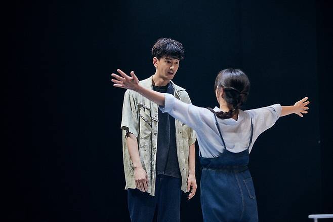 연극 '렁스'에서 두 인물이 서로를 안아주려 하고 있다. 연극열전