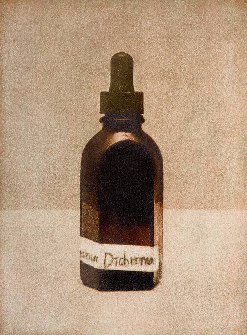 김수강의 'Chemical Bottle 3'. 수작업으로 이미지를 현상해 회화적 질감을 표현한다.