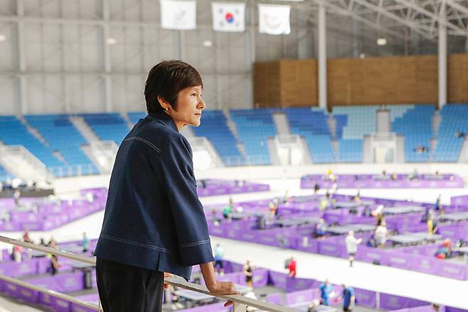 XIOM 2026 강릉세계마스터즈탁구선수권대회 경기장을 바라보고 있는 현정화 집행위원장. 대회 조직위 제공