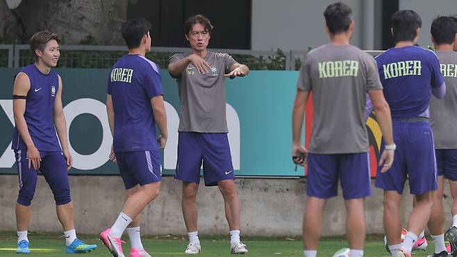 한국 축구 국가대표팀 홍명보 감독이 10일(현지시간) 멕시코 과달라하라 인근 사포판의 치바스 바예 베르데에서 훈련을 지도하고 있다.