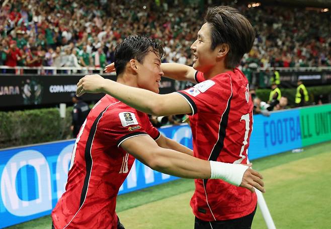 대한민국 축구국가대표팀 오현규가 11일(현지시간) 멕시코 할리스코주 사포판 과달라하라 스타디움에서 열린 2026 북중미 월드컵 A조 조별리그 1차전 대한민국과 체코의 경기에서 역전골을 넣고 이강인과 포옹을 나누고 있다. 뉴스1