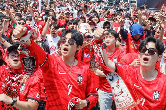 대한민국과 체코의 '2026 FIFA 북중미 월드컵' 조별리그 1차전이 열린 12일 서울 종로구 광화문광장에서 거리응원이 열린 가운데 시민들이 응원 구호를 외치고 있다.