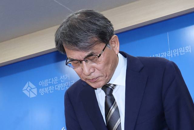노태악 전 중앙선거관리위원장이 지난 5일 경기 과천시 중앙선거관리위원회에서 투표용지 부족 사태에 대한 대국민 사과를 하고 있다. 연합뉴스