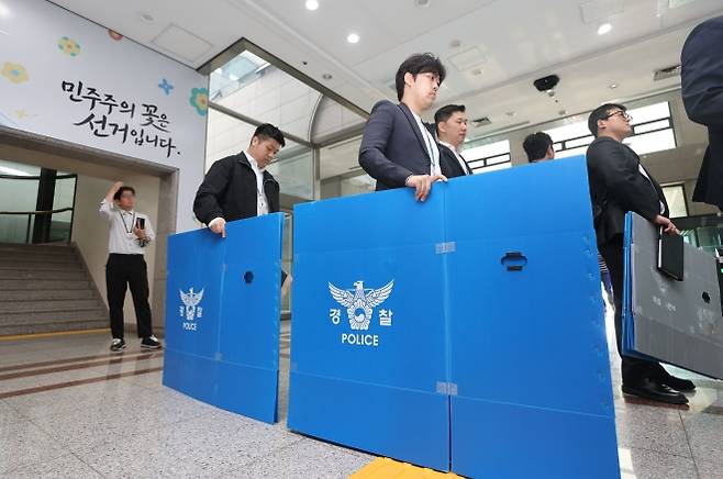 ‘투표용지 부족 사태’ 진상 규명을 위한 검경 합동수사본부 관계자들이 11일 경기 과천 중앙선거관리위원회를 압수수색하고 있다. 연합뉴스