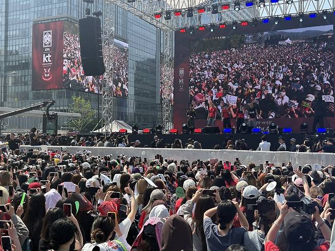 12일 서울 광화문광장에 모인 축구팬들이 축구경기를 관람하고 있다. 남소정 기자