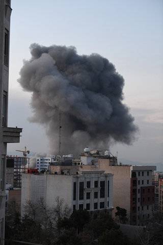 4월 1일 이란 테헤란 시내에서 연기가 치솟고 있다. 뉴시스