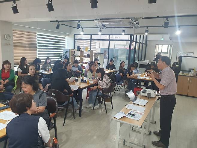 뚜벅이재단은 한국와이퍼 해고 노동자들을 위해 ‘재취업 면접’ 교육을 했다. ⓒ 뚜벅이재단 제공