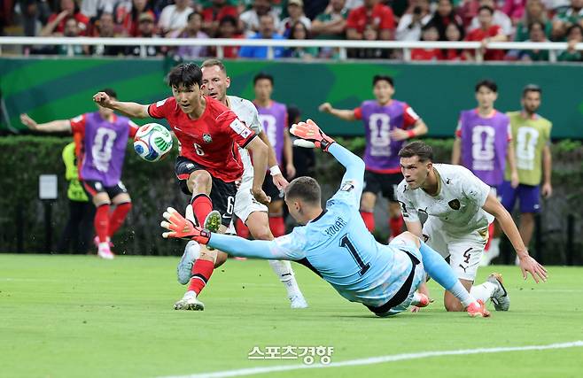 12일 (한국시간) 멕시코 에스타디오 과달라하라에서 2026 국제축구연맹(FIFA) 북중미 월드컵 A조 조별리그 1차전 대한민국과 체코의 경기가 열렸다.대표팀은 체코전을 시작으로 19일 개최국 멕시코와 같은 장소에서 격돌한 뒤, 25일 몬테레이 BBVA 스타디움에서 남아프리카공화국과 최종전을 치른다.후반 황인범이 동점골을 넣고 기뻐하고 있다. 2026.06.12 사포판(멕시코)=사진공동취재단