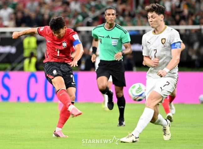 2026 북중미월드컵 A조 예선 대한민국-체코전이 12일(한국 시간) 멕시코 과달라하라 에스타디오 아크론에서 열렸다. 손흥민이 체코 크레이치를 제치고 슈팅을 날리고 있다. /사진=김진경 대기자.