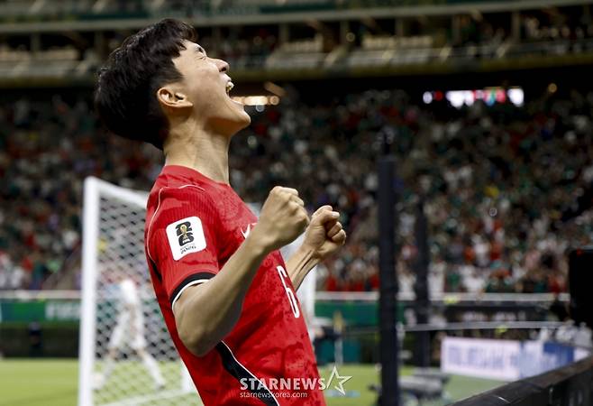 2026 북중미월드컵 A조 예선 대한민국-체코전이 12일(한국 시간) 멕시코 과달라하라 에스타디오 아크론에서 열렸다. 황인범이 동점골을 터트린 후 포효하고 있다. /사진=김진경 대기자