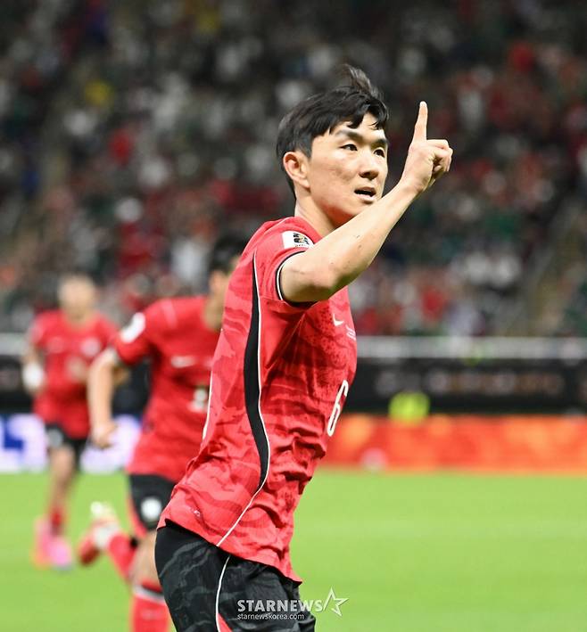 2026 북중미월드컵 A조 예선 대한민국-체코전이 12일(한국 시간) 멕시코 과달라하라 에스타디오 아크론에서 열렸다. 황인범이 동점골을 터트린 후 세리머니를 하고 있다. /사진=김진경 대기자
