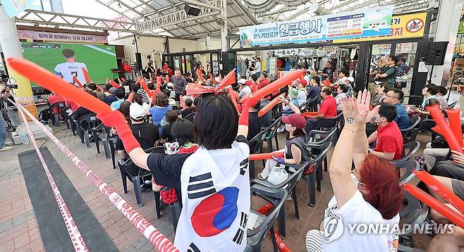 전통시장에서 열린 월드컵 응원전 (대구=연합뉴스) 윤관식 기자 = 2026 북중미 월드컵 조별리그 A조 한국과 체코의 경기가 열린 12일 대구 북구 칠곡시장에서 시민들이 대형 스크린 중계를 보며 응원전을 펼치고 있다. 2026.6.12 psik@yna.co.kr
