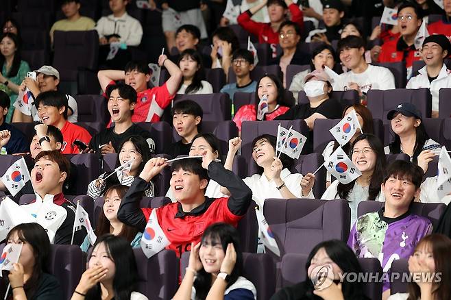 '골 들어가나' 초집중 광주대 학생들 (광주=연합뉴스) 김혜인 기자 = 2026 북중미 월드컵 조별리그 A조 한국과 체코의 경기가 열리는 12일 조규성 선수의 모교 광주 남구 진월동 광주대학교 호심관 대강당에서 재학생들이 경기를 시청하고 있다. 2026.6.12 in@yna.co.kr