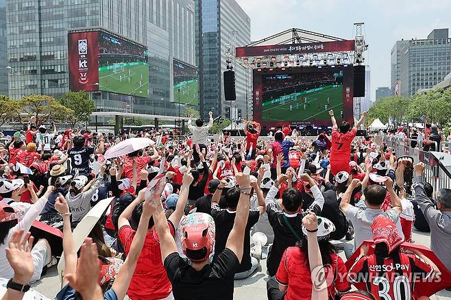 동점골이다! (서울=연합뉴스) 박동주 기자 = 2026 북중미 월드컵 조별리그 A조 한국과 체코의 경기가 열린 12일 서울 종로구 광화문광장에서 시민들이 응원을 펼치며 동점골에 환호하고 있다. 2026.6.12 pdj6635@yna.co.kr