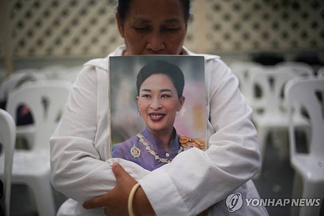 태국 공주, 의식불명 투병 3년여만에 별세 (방콕 로이터=연합뉴스) 팟차라끼띠야파 나렌티라텝파야와디(48) 태국 공주의 별세 소식이 알려진 12일(현지시간) 공주가 치료를 받던 방콕 병원 앞에서 한 여성이 공주의 별세를 애도하고 있다.