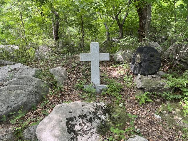순례길을 오르는 이들이 가장 먼저 마주하는 첫번째 묘다. 회색빛 십자가에는 묘를 구분 짓게 하는 숫자 외에 어떠한 정보도 적혀 있지 않다. 정두나 기자.