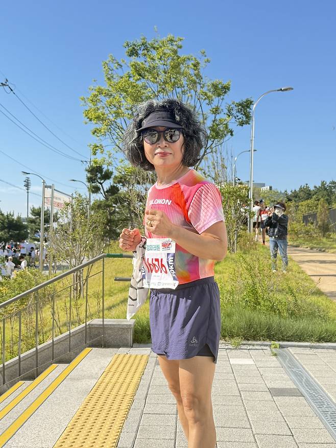 철강마라톤 10㎞ 부문 여자 최고령 참가자인 공부원 씨(71)가 완주 후 기념촬영을 하고 있다. /김보규 기자