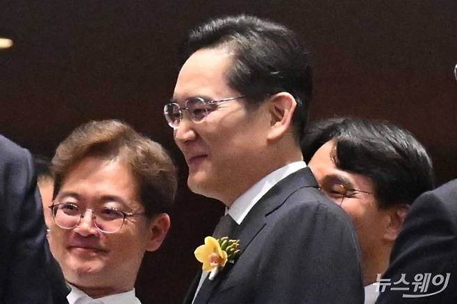 (중앙)이재용 삼성전자 회장이 1일 오후 서울 중구 신라호텔에서 열린 '2026년도 제36회 삼성호암상 시상식'에 참석하기 위해 이동하던 중 참석자들과 대화하며 미소를 짓고 있다. 사진=강민석 기자