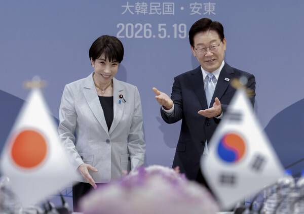 이재명 대통령이 19일 경북 안동 한 호텔에서 열린 확대 정상회담에서 다카이치 사나에 일본 총리와 악수한 뒤 자리를 안내하고 있다. 2026.5.19 연합뉴스