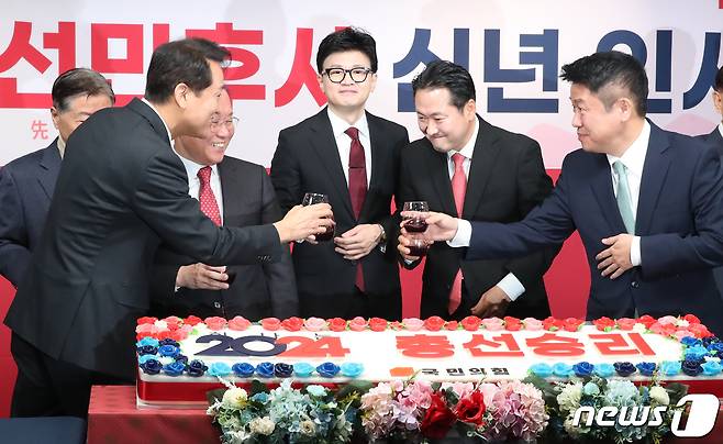 2024년 1월 1일 한동훈 국민의힘 비상대책위원장, 윤재옥 원내대표 등이 서울 여의도 국민의힘 중앙당사에서 열린 2024년 신년인사회에서 건배를 하고 있다. 왼쪽부터 오세훈 서울시장, 안상수 상임고문, 윤 원내대표, 한 비대위원장, 장동혁 사무총장, 유의동 정책위의장. 2024.1.1 ⓒ 뉴스1 임세영 기자